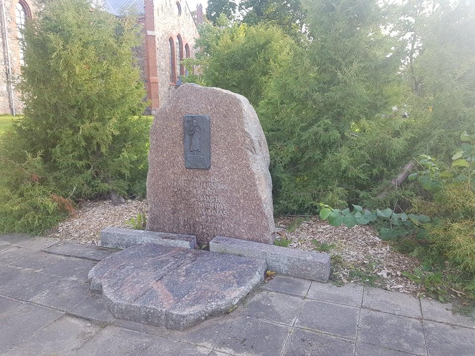 Kapten Anton Irve mälestusmärk (Viljandi Turismiinfokeskus).