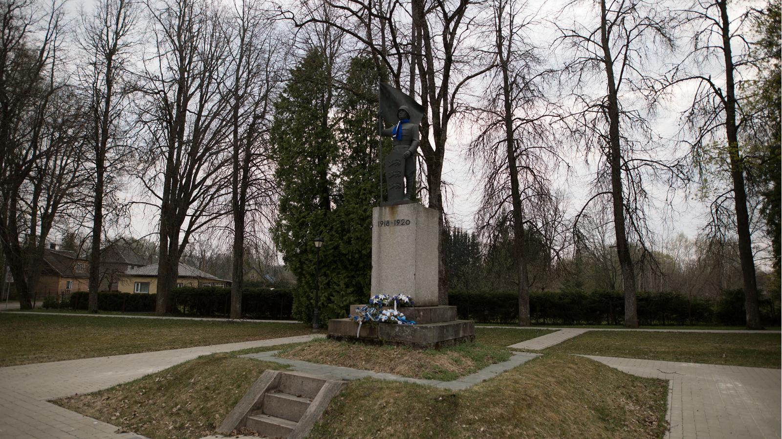 Vabadussõjas langenute mälestussammas Tarvastus (Viljandi Turismiinfokeskus).
