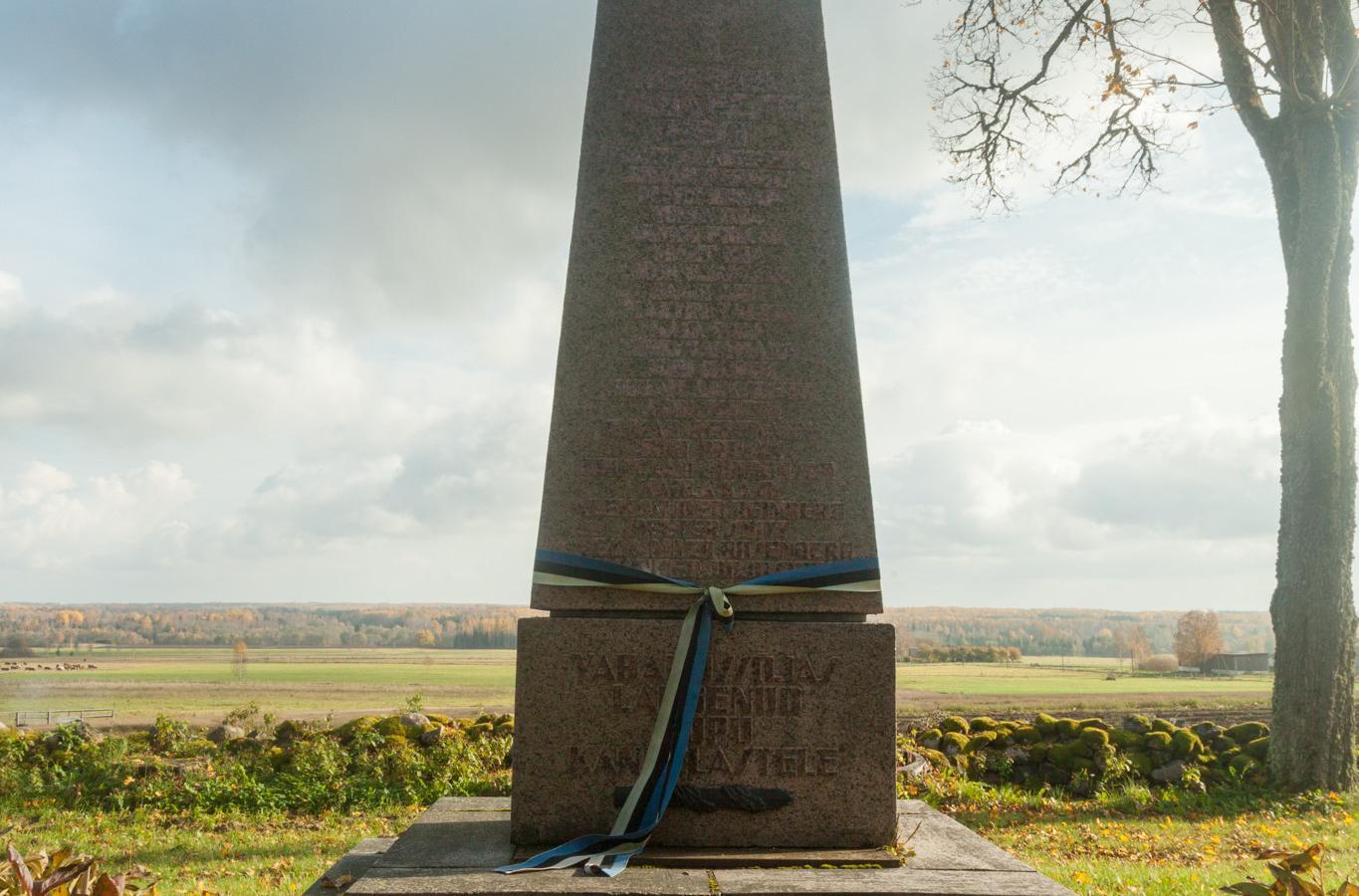 Vabadussõjas langenute mälestussammas Viljandimaal Kõpus (Vend Jaan).