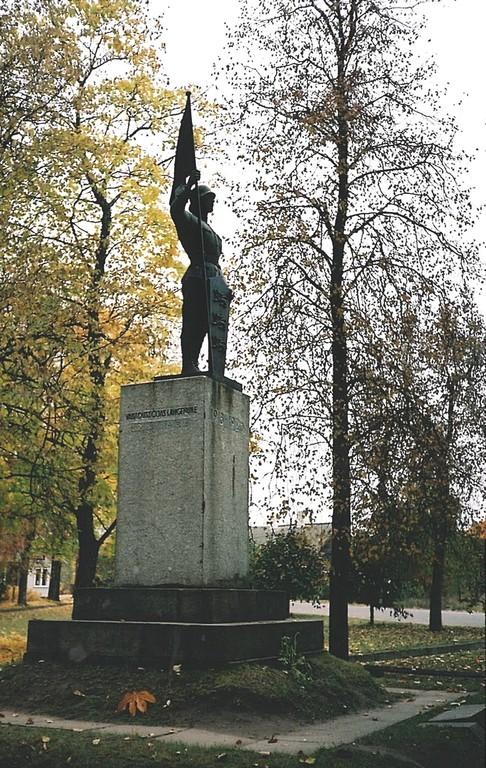 Vabadussõjas langenute mälestussammas Tarvastus (Viljandi turismiinfokeskus).