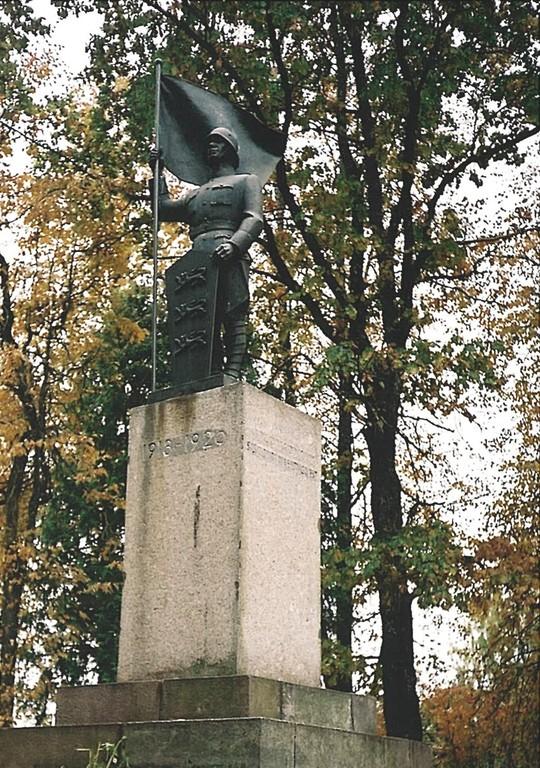 Vabadussõjas langenute mälestussammas Tarvastus (Viljandi turismiinfokeskus).