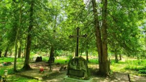 Vabadussõja mälestussammas Pilistvere kalmistul (Viljandi Turismiinfokeskus).