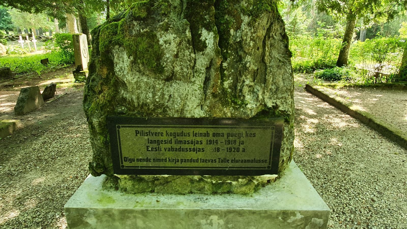 Vabadussõja mälestussammas Pilistvere kalmistul (Viljandi Turismiinfokeskus).