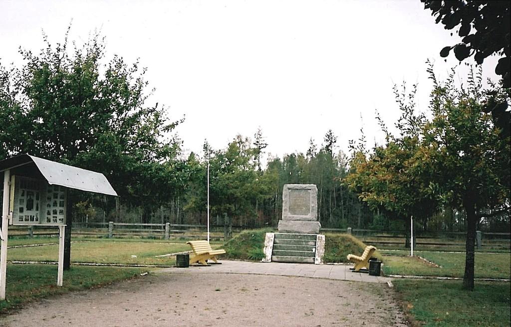 Kindral Johan Laidoneri sünnipaika tähistav mälestusmärk (Viljandi turismiinfokeskus).