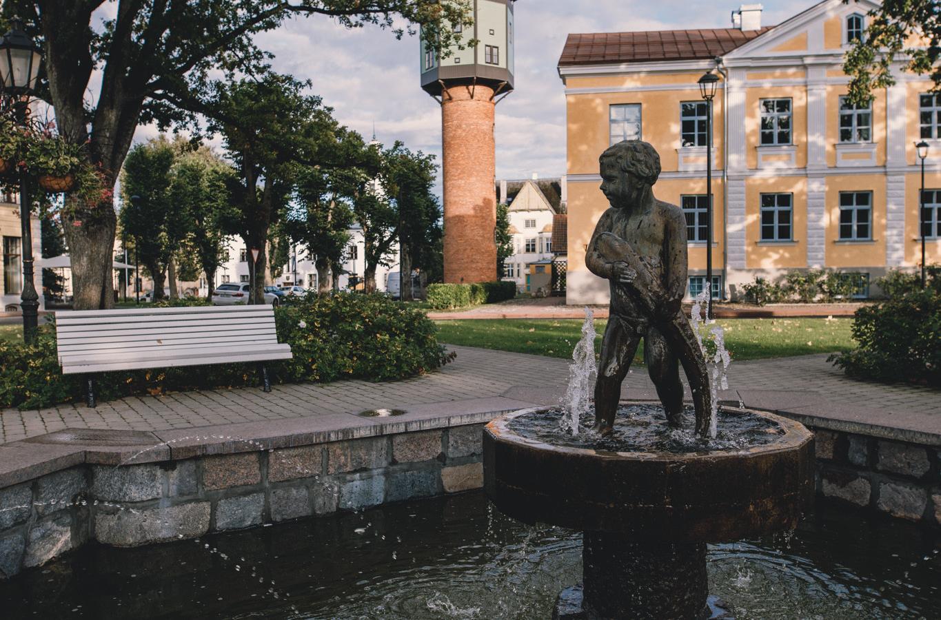 Skulptur „Junge mit Fisch“ auf dem Johan-Laidoner-Platz (Viljandi Turismiinfokeskus).