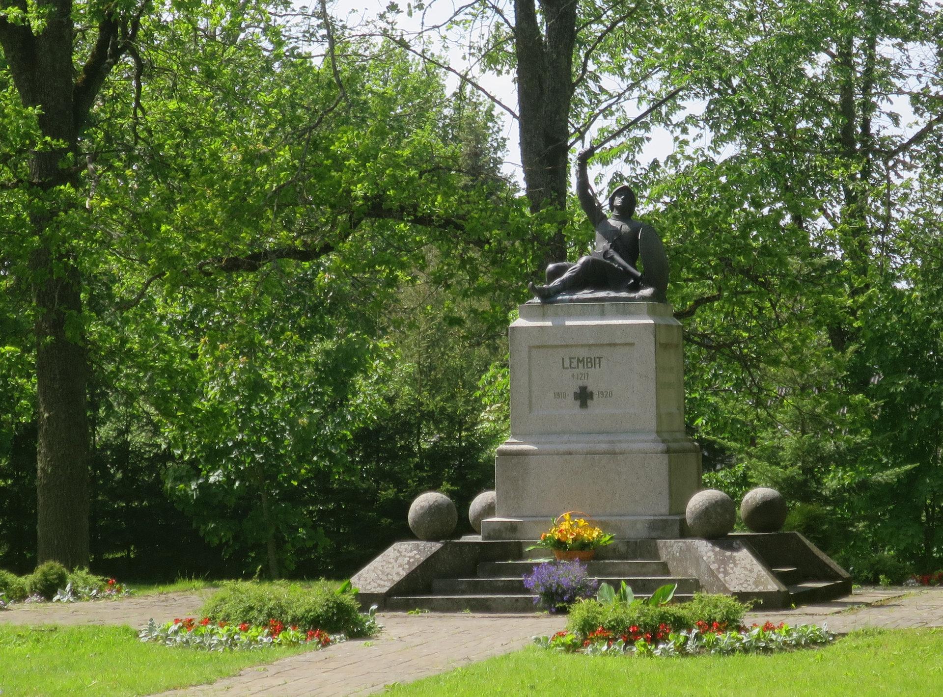 Vabadussõjas langenute mälestussammas Lembitu Suure-Jaanis (Leili Kuusk).