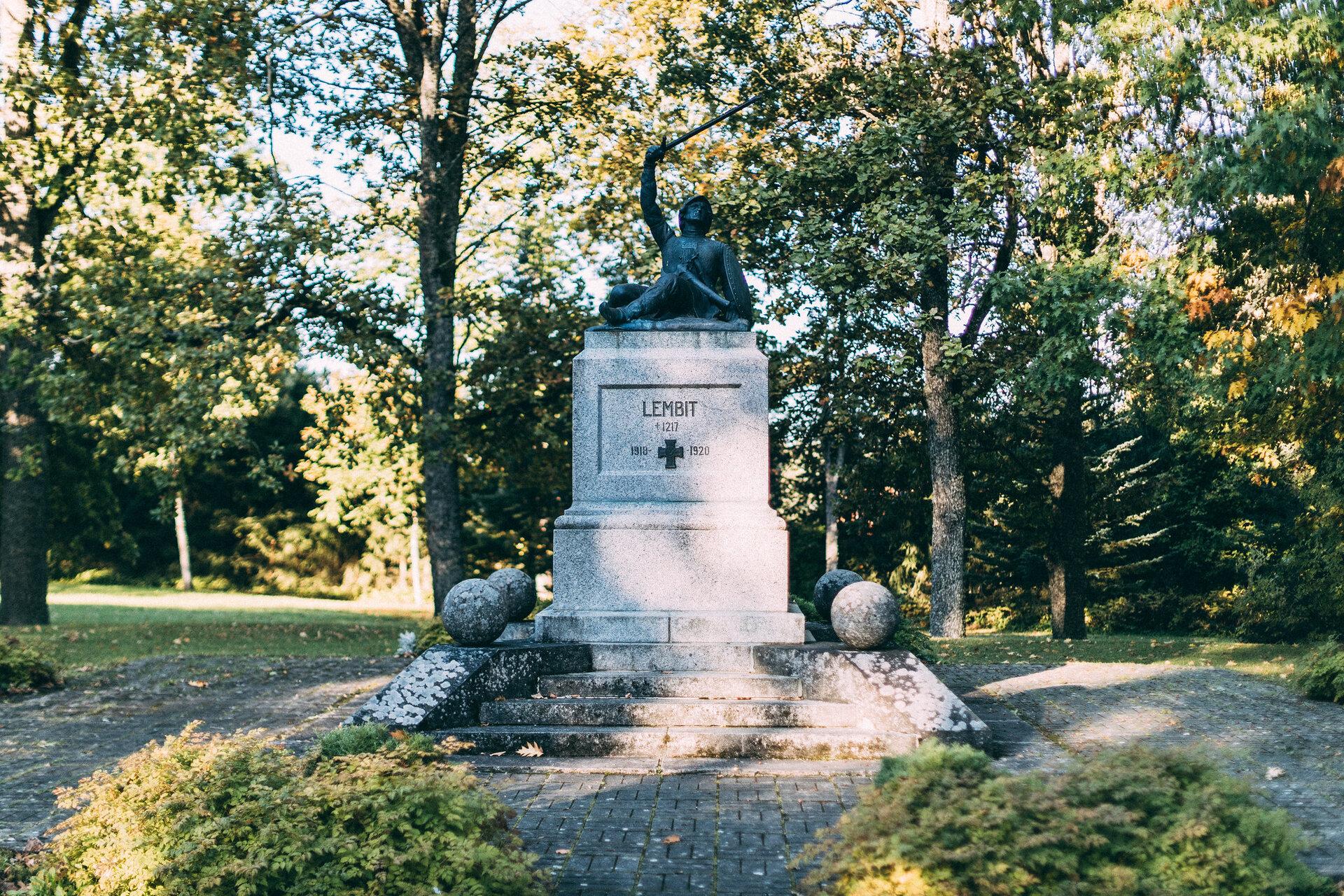 Vapaussodassa kaatuneiden muistomerkki Lembitu Suure-Jaanissa (Siim Verner Teder).