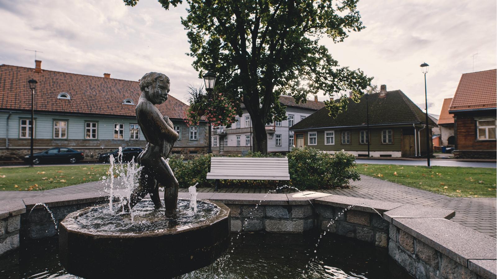 Sculpture ‘A boy with a fish’ on Johan Laidoner Square (Viljandi Turismiinfokeskus).