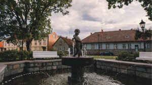 Veistos "Poika ja kala" Johan Laidonerin aukiolla (Viljandi Turismiinfokeskus).
