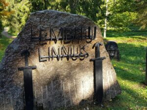 Der Burgberg Lembitu in Lõhavere (Viljandi Turismiinfokeskus).