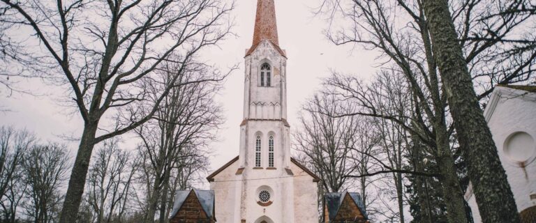 Vapaussodan muistomerkki Kolga-Jaanissa (Viljandi Turismiinfokeskus).