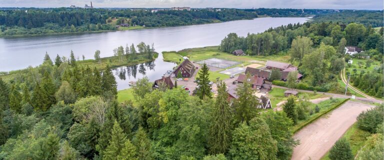 Sammulin virkistyskylä Viljandinjärven rannalla (Sammuli Puhkeküla).