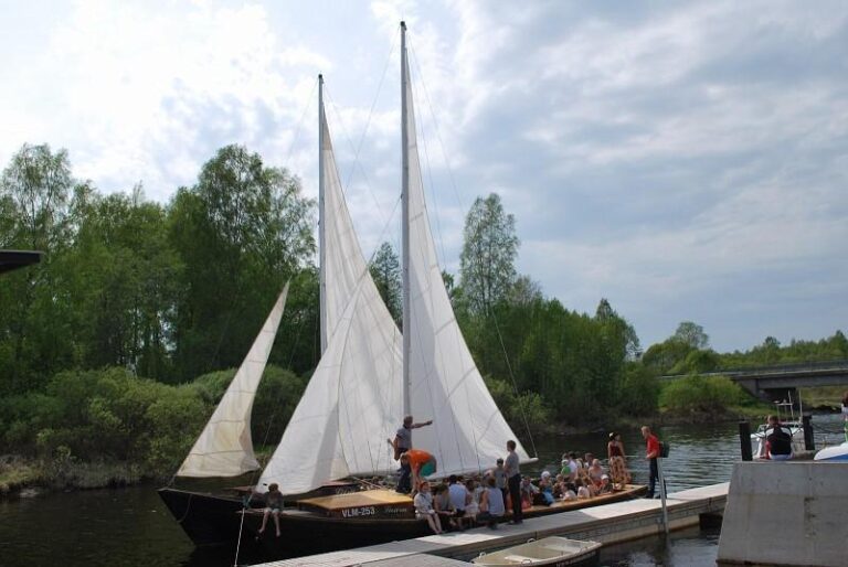 Sailboats in the Oiu Harbour on Lake Võrtsjärv (Merlyn-Mai Leiaru).