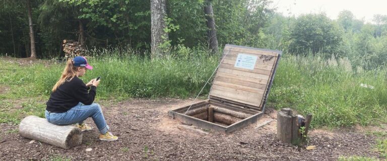 Helilavastus "Metsavendade radadel" Viljandimaal Ennuksemäel (A. Lillak).