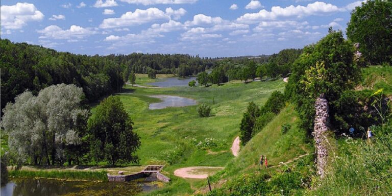 Das Karksi Urstromtal und die Überreste der Ordensburg (Viljandi Turismiinfokeskus).