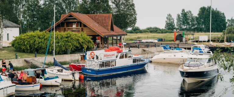 Hafen Oiu und Ferienhaus (Oiu Sadam).