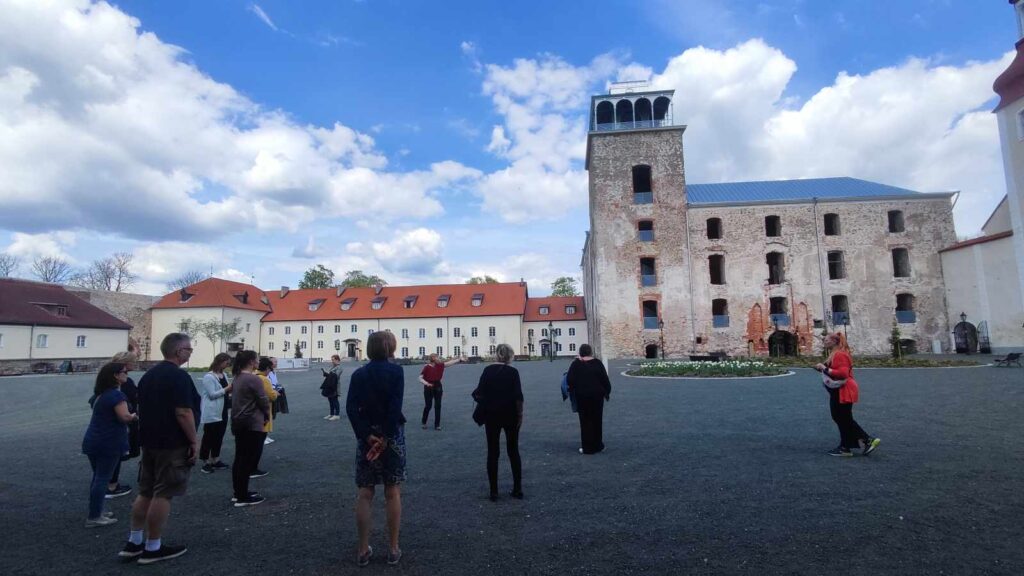 Soome reisikorraldajatega Põltsamaa lossi hoovis. Foto: Teele Kaeramaa