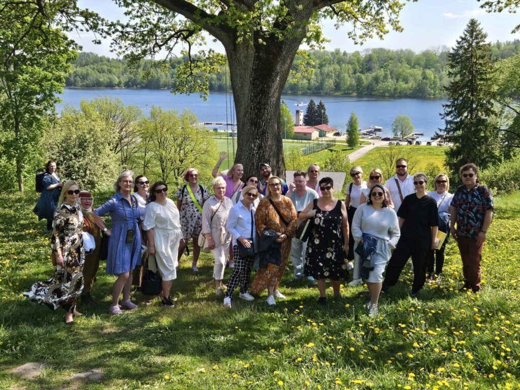 Soome külalistega "Tamm kiigega" juures. Foto: Kesk-Eesti DMO