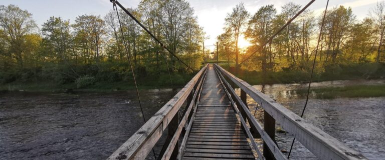 Hängebrücke in Jõesuu (Visit Pärnu).