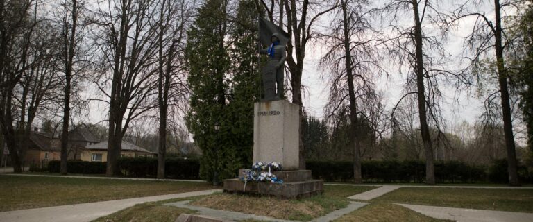 Vabadussõjas langenute mälestussammas Tarvastus (Viljandi Turismiinfokeskus).