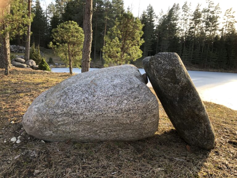 "Kolmainsus", Tiina Ojaste Kivi-installatsioonide õuegalerii (Tiina Ojaste).