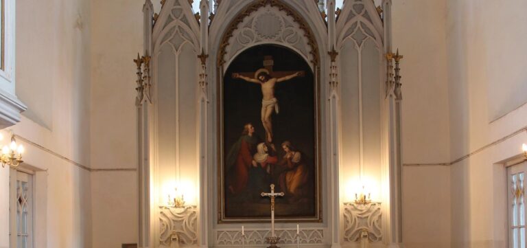 Innenansicht der Kirche. Altar mit Engeln. (Kaur Alttoa).