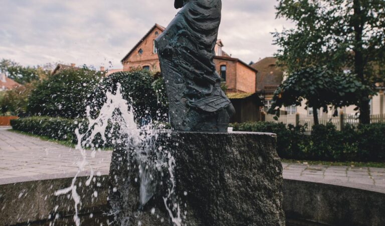 Skulptuur "Pastoraal allikal" (Viljandi Turismiinfokeskus).