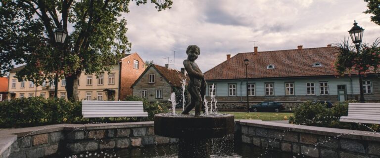 Veistos "Poika ja kala" Johan Laidonerin aukiolla (Viljandi Turismiinfokeskus).