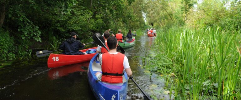 Kanutour im „Dschungel“ des Flusses Kõpu (Ahja Matkad OÜ).