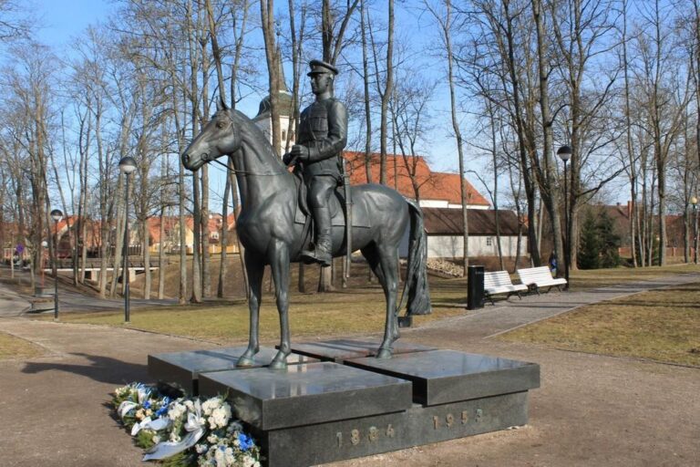 Kindral Johan Laidoneri ratsamonument (Caspar Aru).