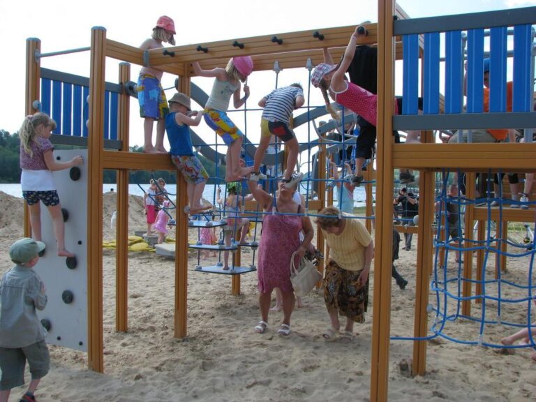 Spielplatz am Strand des Viljandi-Sees (Eha Moosel).