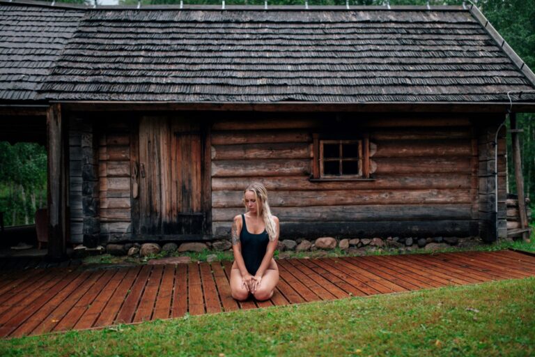 Saimniecības "Männiku Metsatalu" atveseļojošs dūmu pirts rituāls (Hans Markus Antson, Toolbox.Estonia.ee).