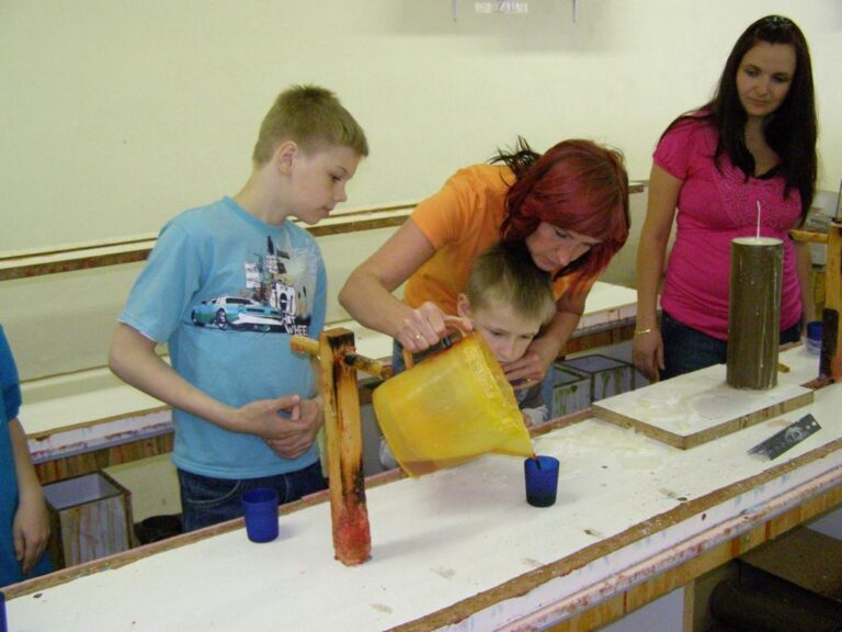 Making candles (Võhma Valgusevabrik).