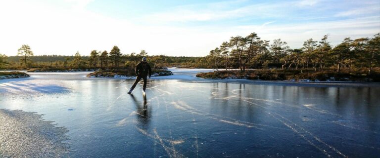Seikle Vabaks Nordic Ice Skating im Nationalpark Soomaa (Seikle Vabaks matkad).
