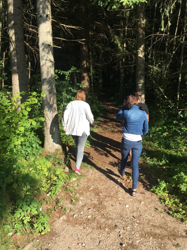 Helilavastus "Metsavendade radadel" Viljandimaal Ennuksemäel (Küllike Tint).