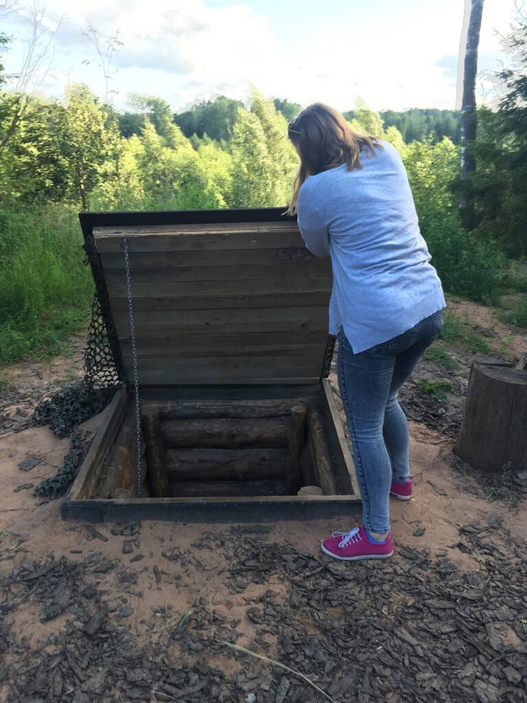 Helilavastus "Metsavendade radadel" Viljandimaal Ennuksemäel (Küllike Tint).