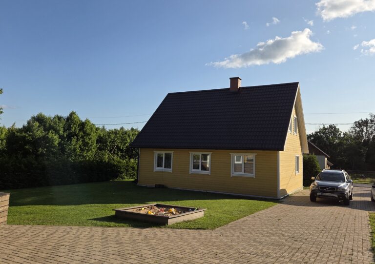 Puhkemaja vaade hoovi poolt (Airika Lainoja).
