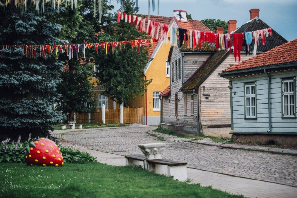 Viljandi Pika tänava vaade maasikaskulptuuriga