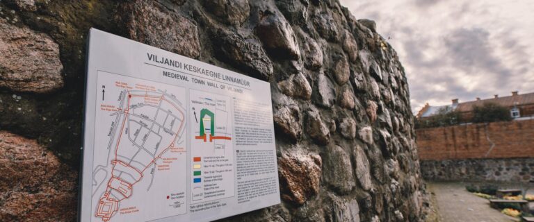 Viljandin keskiaikainen kaupunginmuuri (Viljandi Turismiinfokeskus).