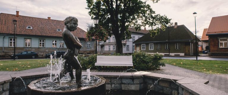 Veistos "Poika ja kala" Johan Laidonerin aukiolla (Viljandi Turismiinfokeskus).