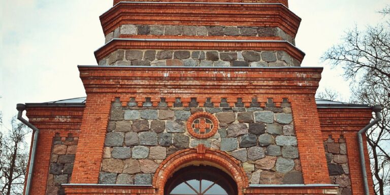 Kirkko Tõrva Kirik-Kammersaal (Andra Sööt).
