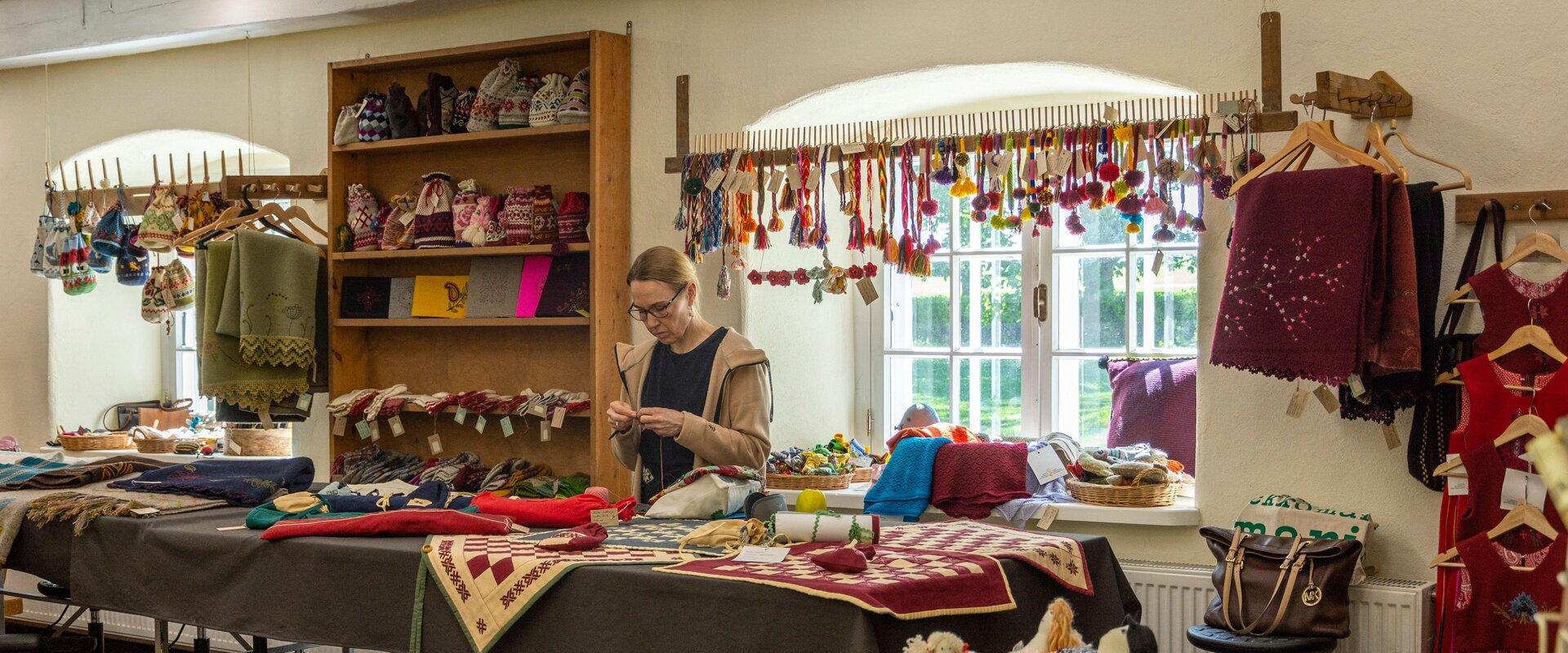 Tekstiilkäsitöö pood Olustvere mõisas (Sandra Urvak). Tekstiilkäsitöö pood Olustvere mõisas (Sandra Urvak).