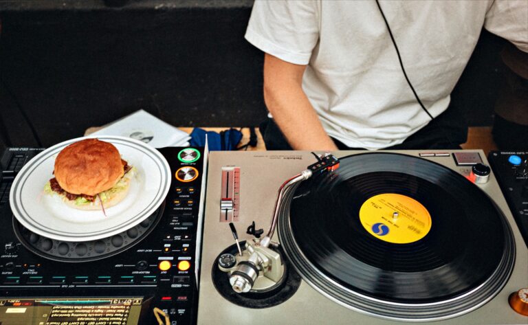 Burger ja DJ muusikat mängimas (Tõnu Tunnel).