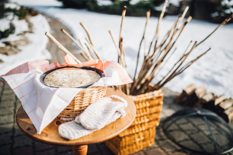 Winter workshop for making stick bread at Klaara-Manni Holiday Village (Siim-Verner Teder).