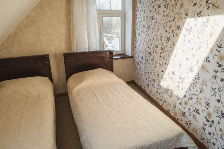 Zweibettzimmer (Mait Jüriado).