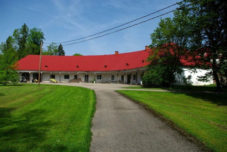 Das bogenförmige Stall- und Kutschenhaus des Herrenhauses Õisu (Meelis Sõerd).