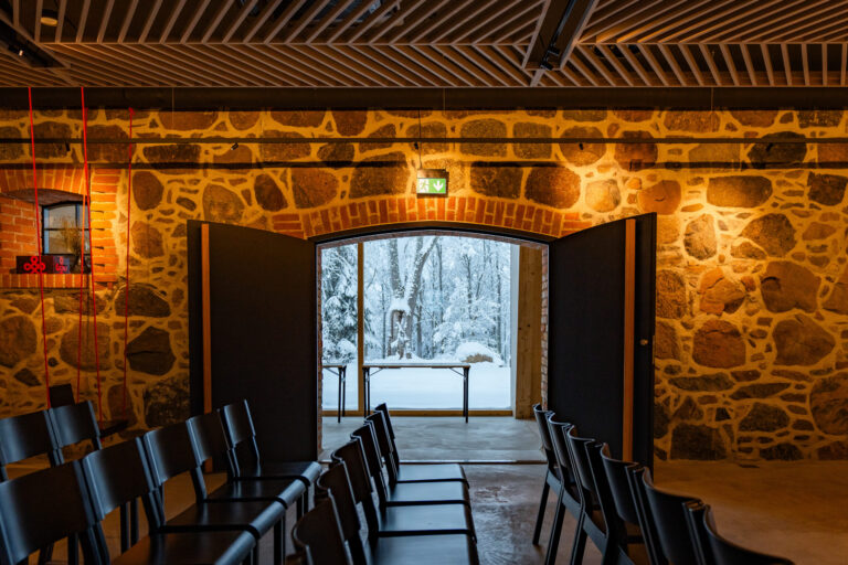Izstāžu ēkas konferenču zāle Mulgi izklaides centrā Mulgi Elamuskeskus (Taavi Bergmann).