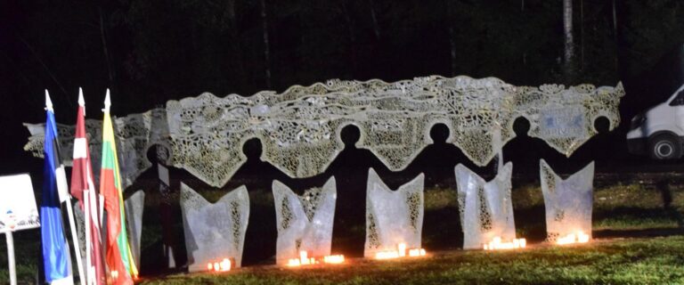 Baltian ketjun muistomerkki Lillissä (Kai Kannistu).