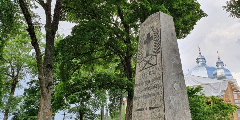 Lalsi Vabadussõja mälestussammas (Viljandi turismiinfokeskus).