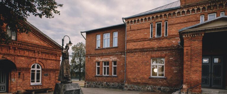 Sculpture ‘Leelotaja’ (Viljandi Turismiinfokeskus).